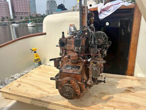 Universal atomic 4, 30 hp gasoline engine with gearbox