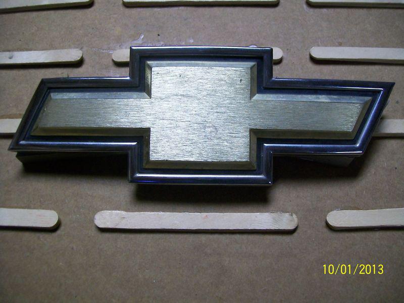 Chevrolet truck grill emblem nice condition! silverado, full size van and more