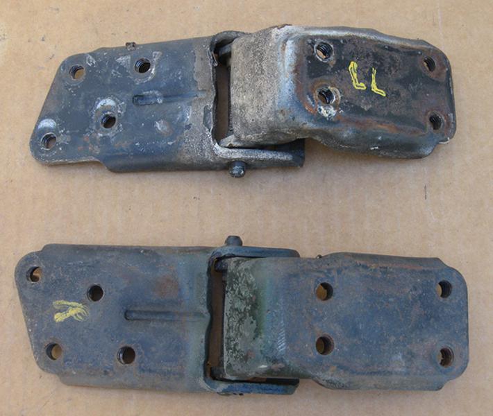 Corvette 1968 / 1982 lower door hinges (lh 3977701) - (rh 3977702)