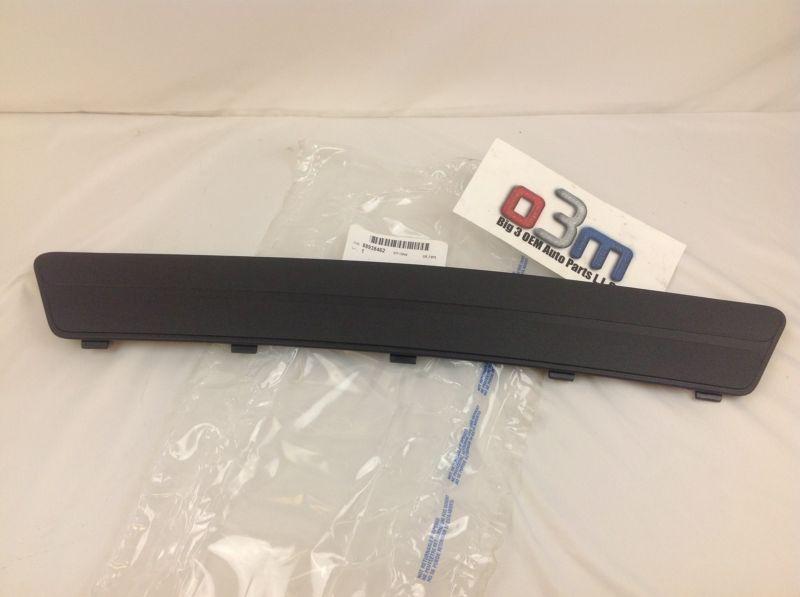 2002-2009 chevrolet trailblazer rear bumper center black step pad new oem