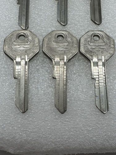 Lot of 6 vintage briggs &amp; stratton gm b10 knock out key blanks 1935-1966 chevy