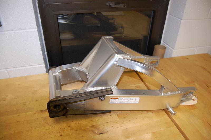 S57 suzuki gsxr gsx-r 1000 gsxr1000 2002 rear swingarm swing arm