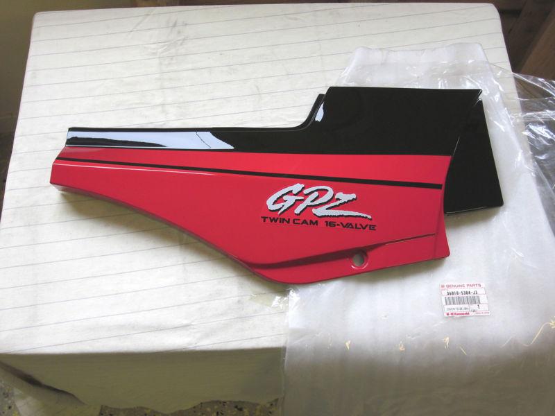 Kawasaki zx900 gpz900r a7 a8 a9 ebony/red right side cover rh 36010-5304-j3 nos