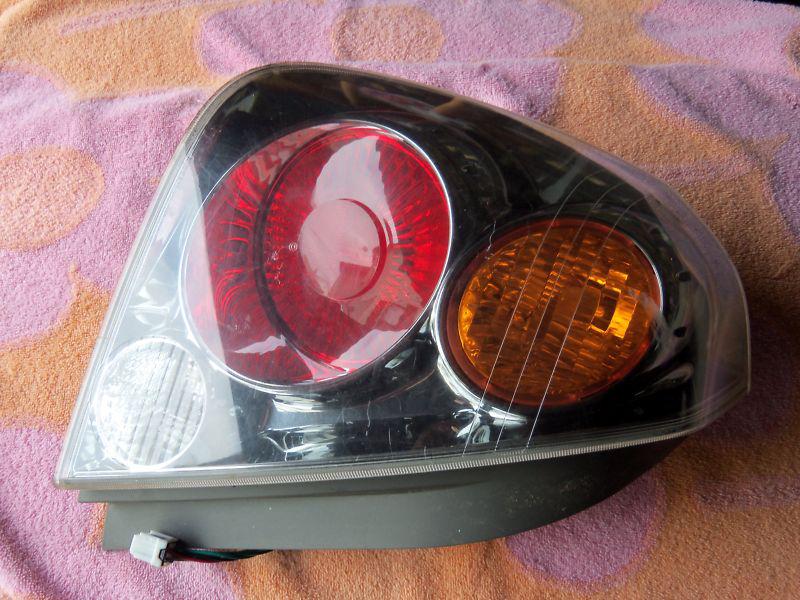 Oem 2002-2004 nissan altima left / driver  side tail light assembly