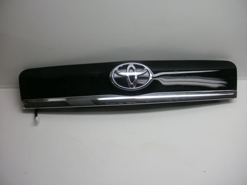 2009-10 toyota rav4 license plate garnish on tailgate factory part rav 4