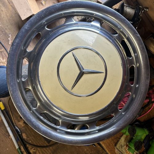 Mercedes benz hub cap