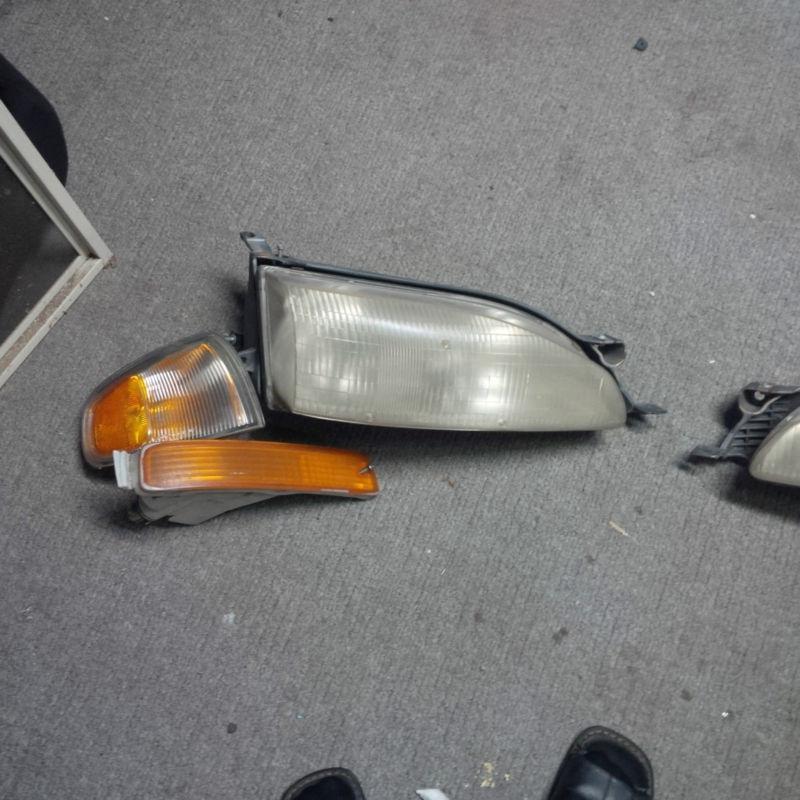 95-96 toyota camry headlight w/corner and bumper light  pair 