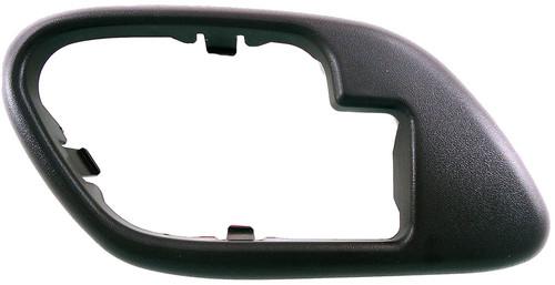 Int door handle bezel left red w/o hole for power locks platinum# 1231426