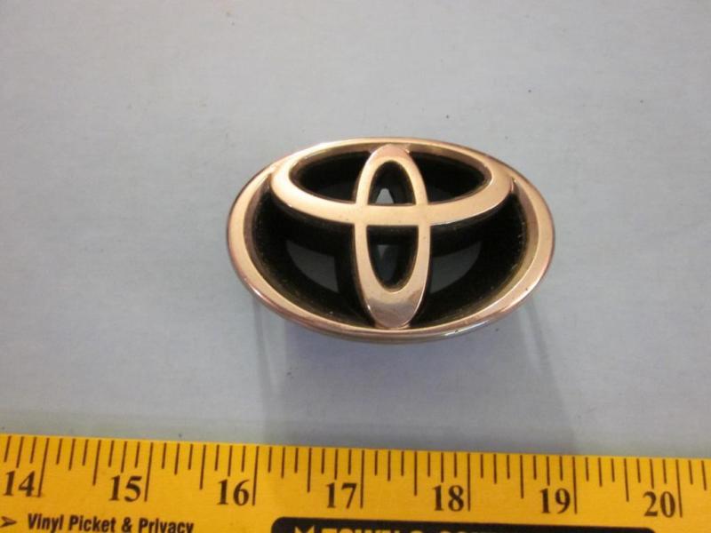 1998 toyota corola factory grill emblem