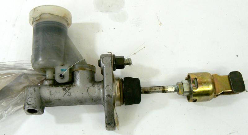 99-04 suzuki vitara chevy tracker clutch master cylinder and reservoir  -oem