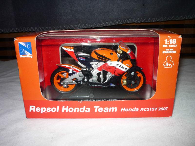 New ray 1:18 scale motorcycle honda repsol 2007 rc212v #1 nicky hayden