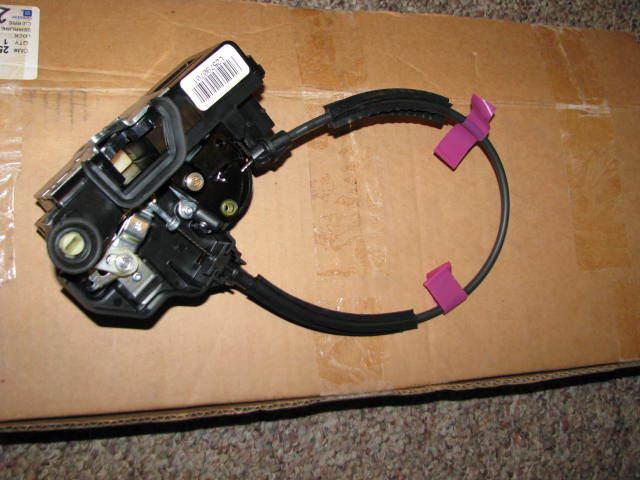 Gm 25790701 cadillac srx left rear door latch  new 25876522