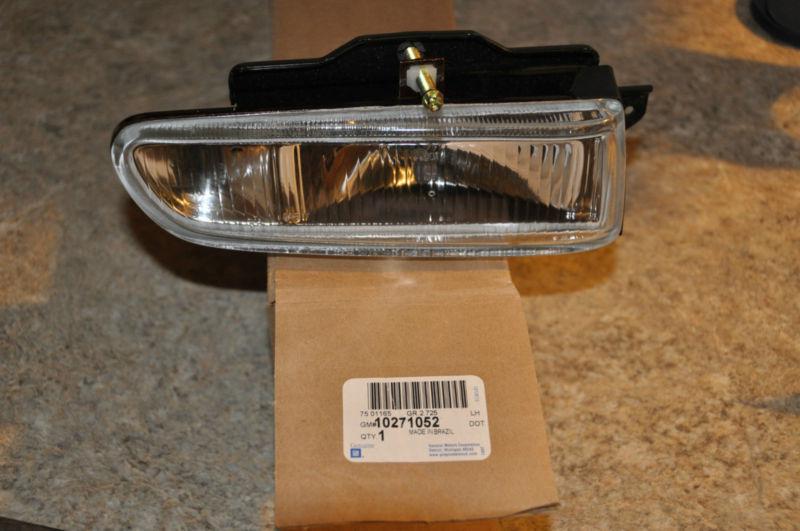 Fog light for gmc truck gm#10271052  - nib