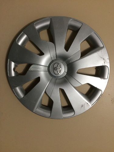 2015 toyota yaris 15&#034; genuine hubcap  wheel cover 42602-0d300 oem