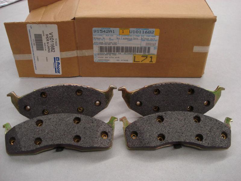 Brand new oem mopar v1011682 disc brake pad