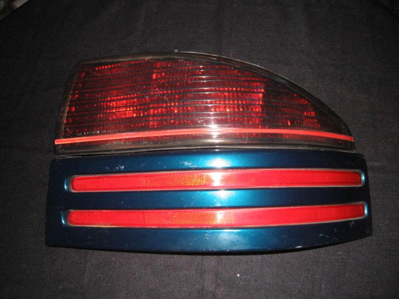 1993-1997 chrysler intrepid right hand taillight w/lower body filler pannel