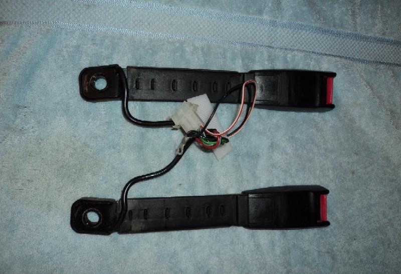 Volvo 240 seat belt seatbelt buckle receivers front left-right 88 89 90 91 92 93