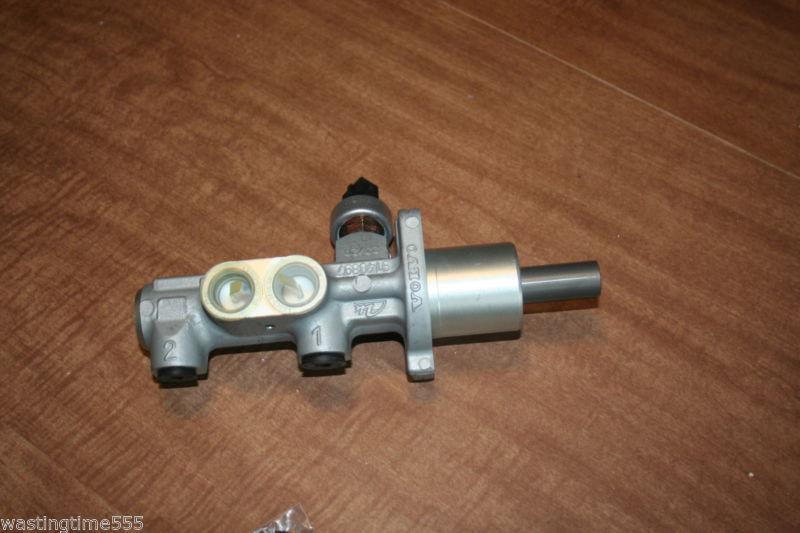 Nos volvo master cylinder 1996-1998 with traction control 8602304 see pix!!