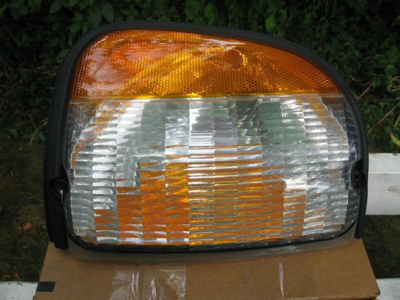 Ford e-series marker lamp (left)