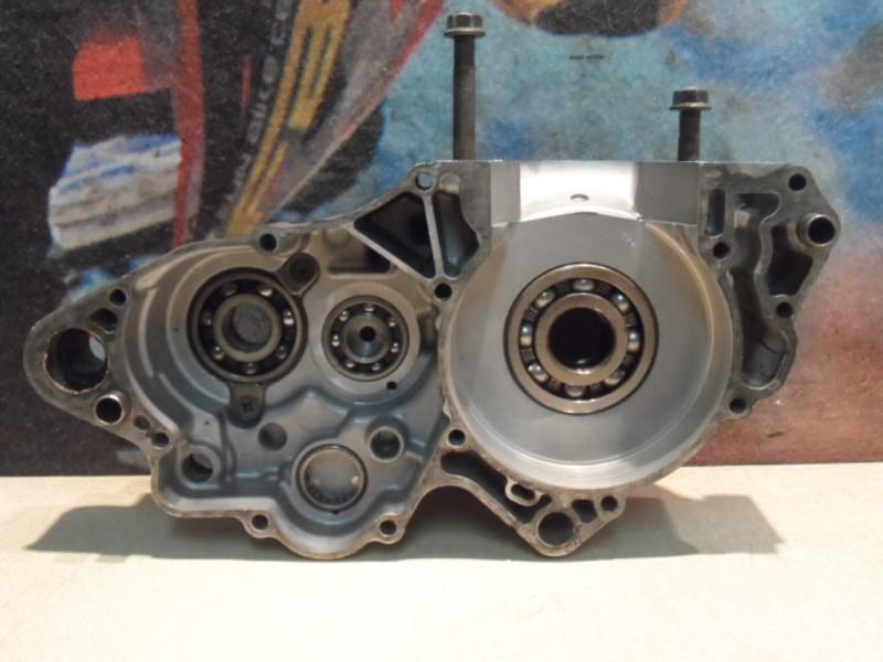 2001 suzuki rm250 left engine case  (b) 01 rm 250