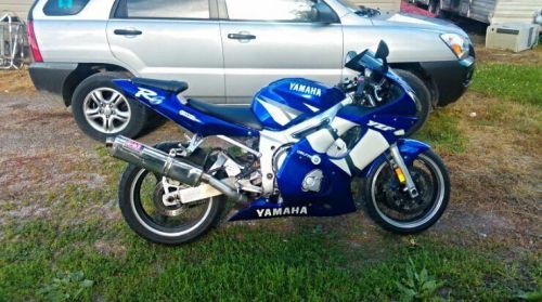 Motorcycle yamaha r6 2003