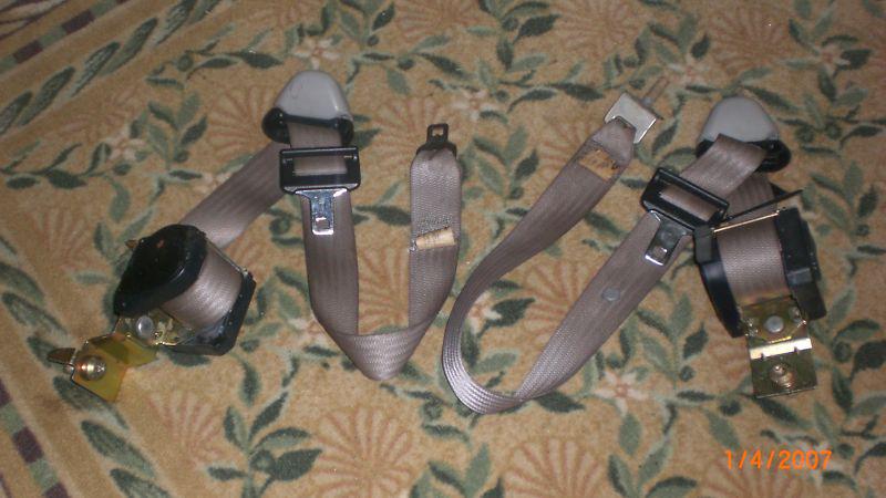 03 ford windstar 2nd row seat belt retractor right left seatbelt gray rear 02 01