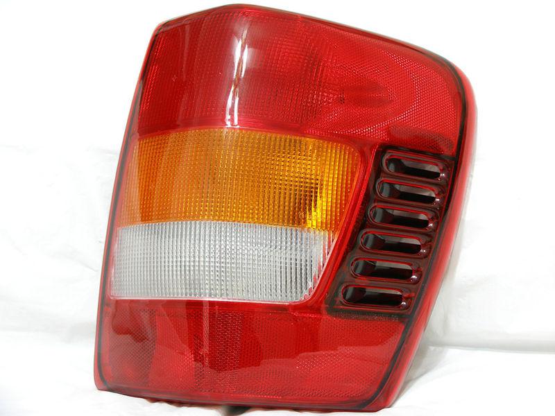 Jeep 02-04 grand cherokee rear tail light lamp r h passengerw/circuit board new 