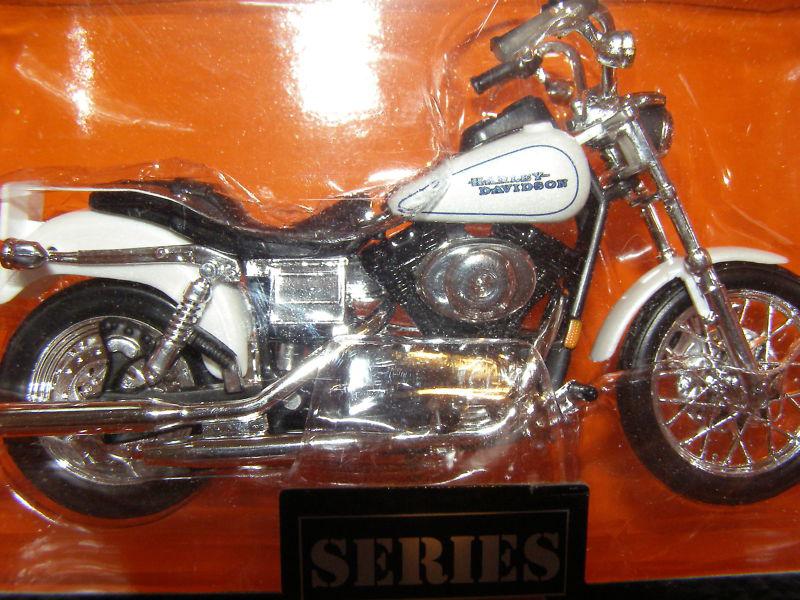 Harley '02 dyna - white - series 15