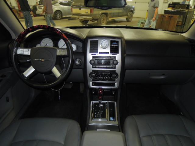 2005 chrysler 300 floor center console gray 2249926