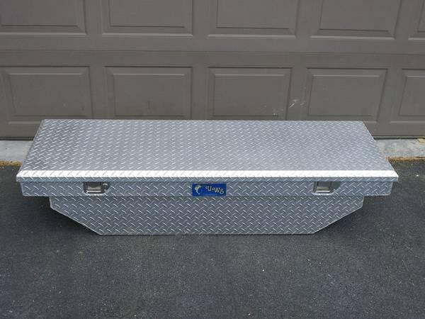 Uws diamond plate toolbox for mid-size truck