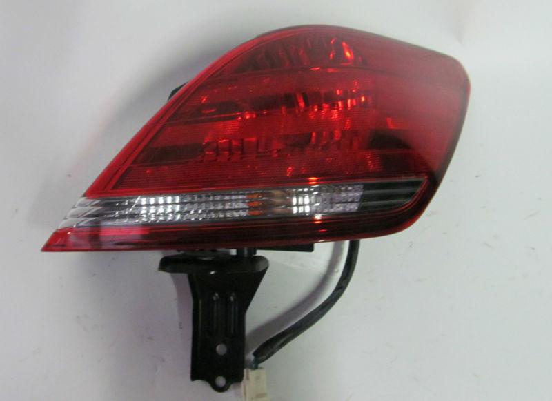 08 09 2010 toyota avalon oem right tail light nice!