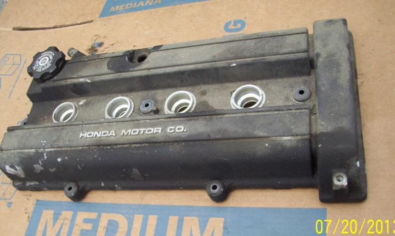 Honda  crv   valve cover w/ oil cap  # 0032