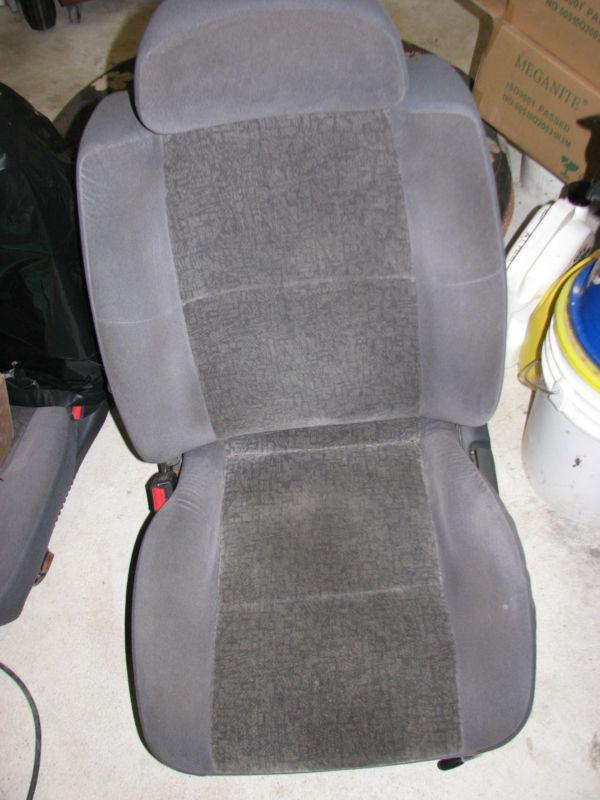 1999.5 nissan pathfinder front driver seat maual gray grey cloth good cond. 1999
