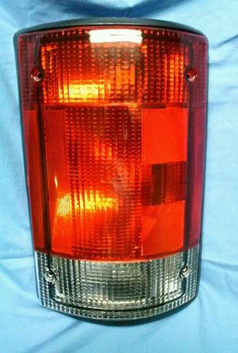 Fo2801114 passenger side tail light new econoline van clear red lens ford