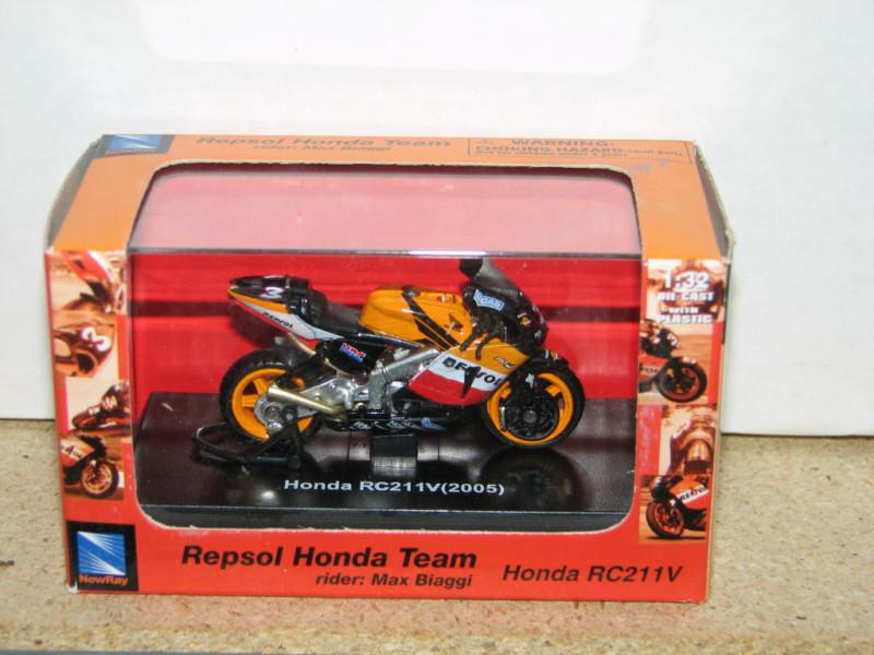 New ray 1:32 scale honda repsol 2005 rc 211v #3 max biaggi