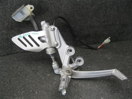 06 suzuki gsxr gsx-r 1000 right driver peg & bracket 88g