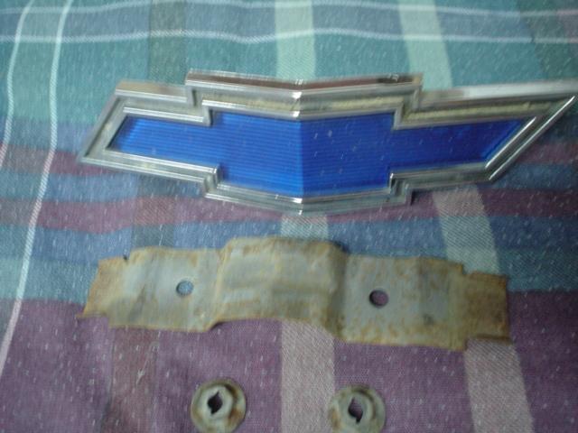 1969 gm chev impala grill emblem -used 3953668