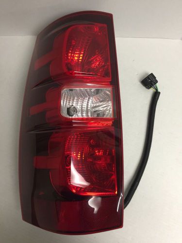 Gm2800196 driver side tail light for 07-14 chevy tahoe, suburban 335-1929l-af