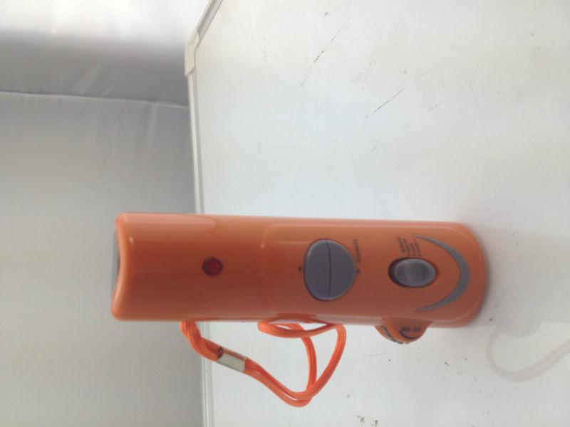 Hand crank disaster flashlight  radio emergency battery siren fm am torch orange