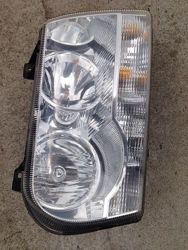 Chrysler 300 headlight l/h side 2005-2008 oem.