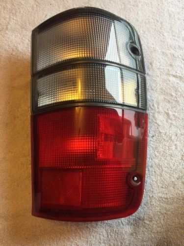 2000-2002 isuzu trooper passengers side tail light brake reverse lamp assembly