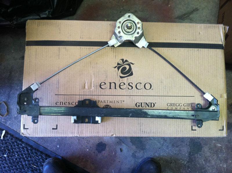 89-98 geo tracker ,suzuki sidekick  right manual window regulator