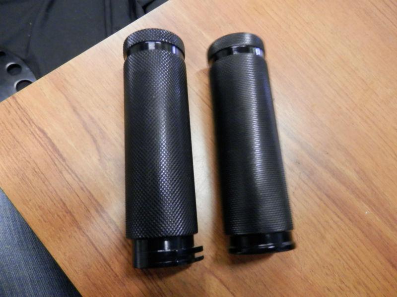 Black knurled handlebar grips