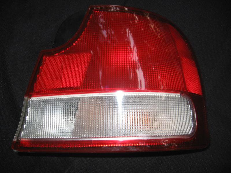 1995 hyundai elantra oem right hand taillight w/ bulbs & socket good cond.