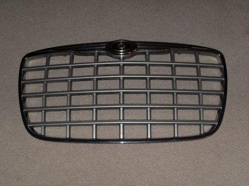 05 - 10  chrysler 300  front grill grille original oem