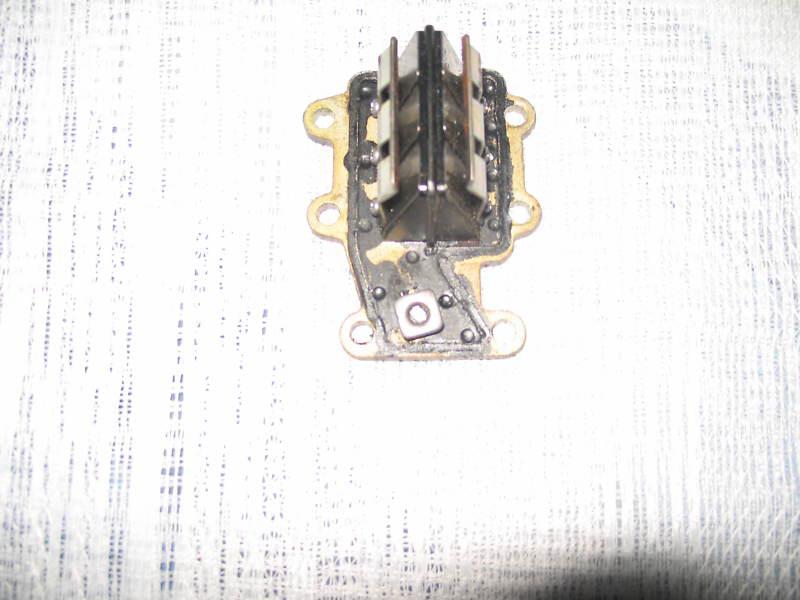 1995  15 hp yamaha outboard reed valve assembly