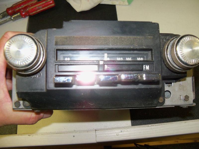 Working original 1972 cadillac am fm radio gm delco serviced with knobs 25cfp1