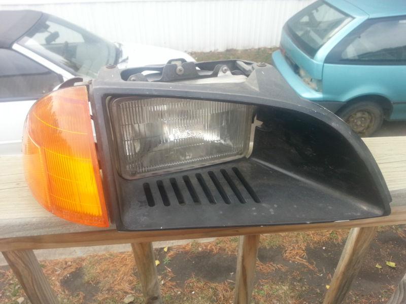 89-94 geo metro head light lamp assembly right used includes parking light