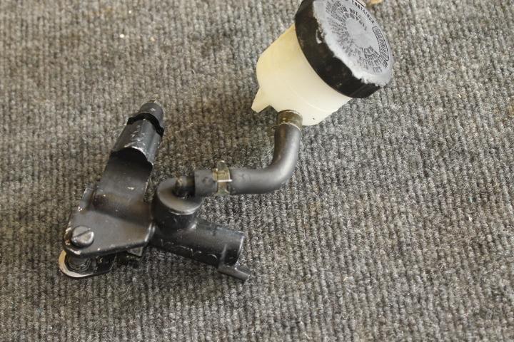 2004 gsxr 1000 gsxr1000 front brake master cylinder 03 04