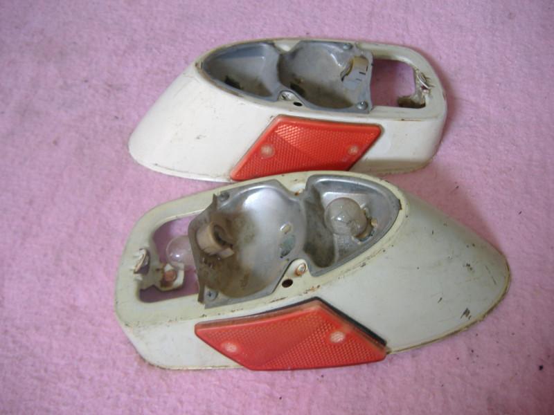 Vw bug tail light housing base pair 68 - 70 yr. (431)